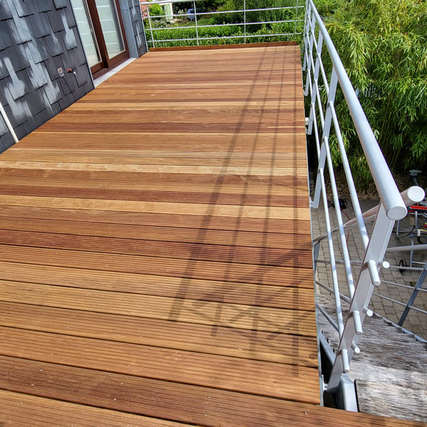 Terrasse sur&ecirc;lev&eacute;e en bois exotique avec lignes